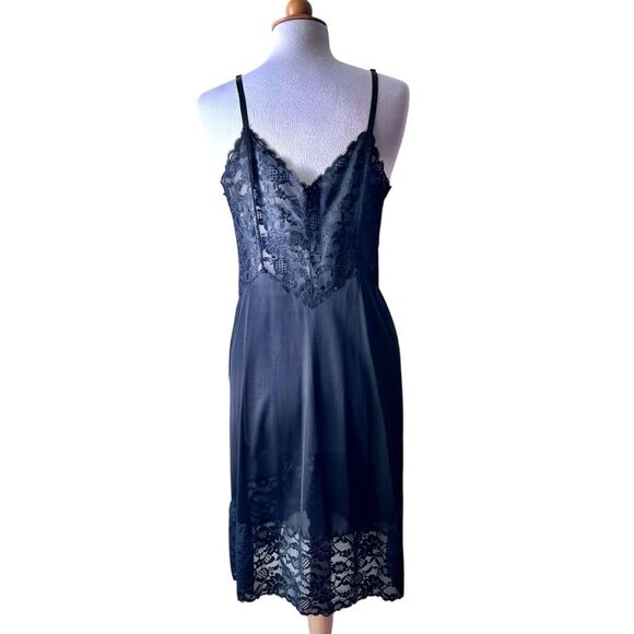 Vintage 1950s Vanity Fair Black Nylon Chantilly Lace Slip - Size 38 Large - Picture 3 of 9